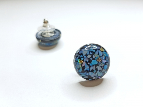 Runde Muschel Ohrstecker Perlmutt blau schwarz